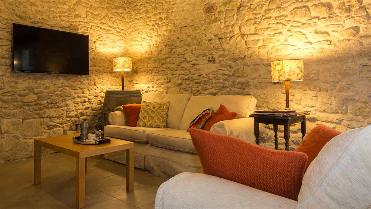 resized-2349823-The Orangerie TV screen (3)-2.jpg